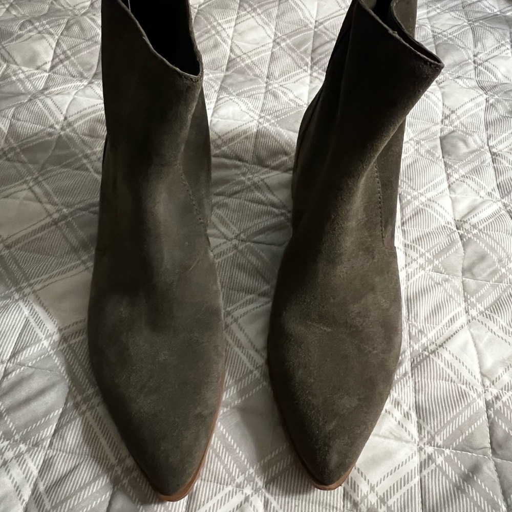 Dolce Vita Elegant Suede Ankle Boots